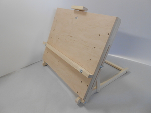 Molbertas-planšet | aukštis 38cm,61 cm , plotis 50 cm,<br>galima reguliuoti lentynas padėti   